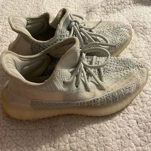 Yeezy Boost 350 V2 in Cloud